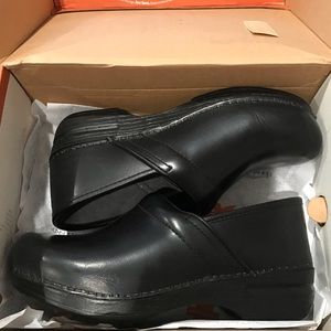 Dansko slip resistant nurse shoes (pro xp Cambrio)